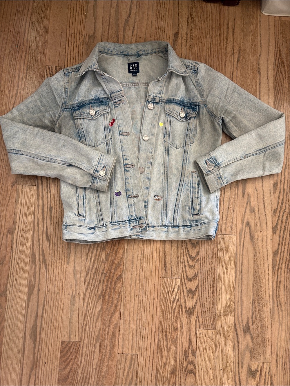 GAP Women’s Light Wash Denim Jacket with patches. Small